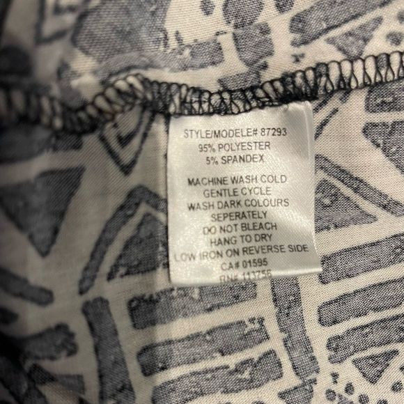 Black and White Small Magazine Dress - Picture 9 of 9